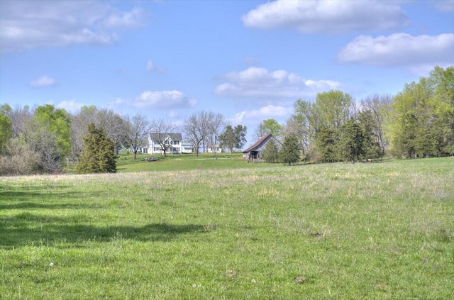 view of yard featuring a rural view