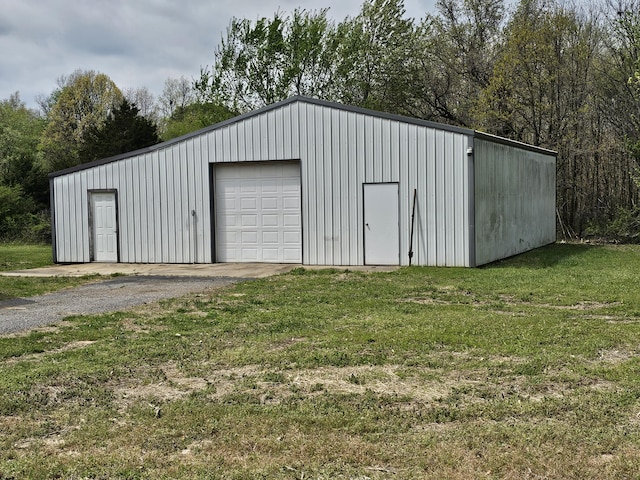 view of outdoor structure featuring an outbuilding