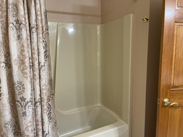 1605 S Meadow Ln, Bolivar, MO 65613 - bathroom with shower / bath combination with curtain