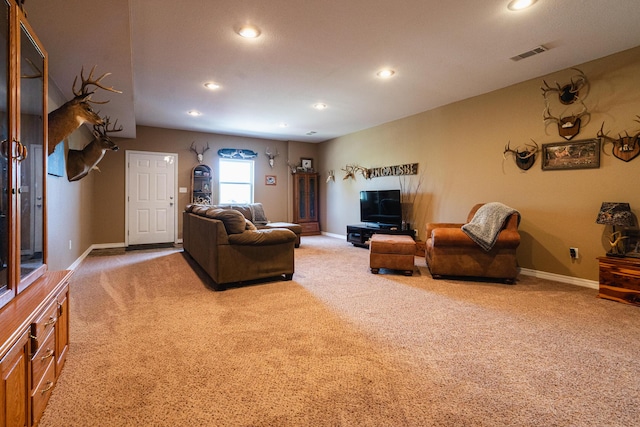 living area featuring carpet flooring, baseboards, visible vents, and recessed lighting