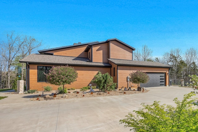 view of front facade featuring driveway and a garage