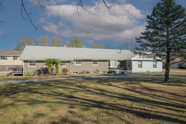 940 Industrial Dr, Neosho, MO 64850 - ranch-style house featuring metal roof and a front lawn