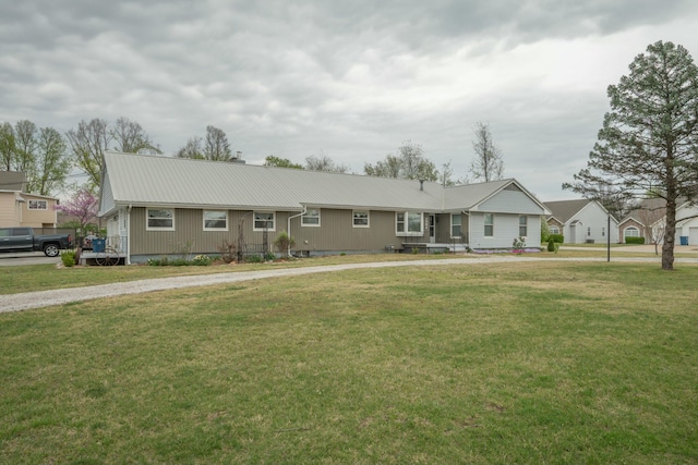 940 Industrial Dr, Neosho, MO 64850 - ranch-style house featuring metal roof and a front yard