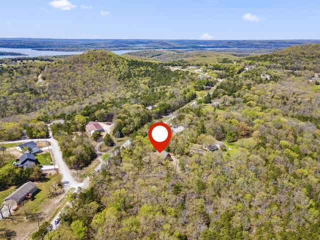 birds eye view of property featuring a forest view