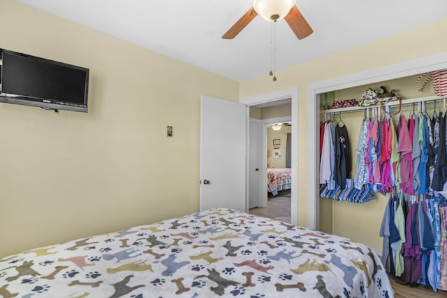 bedroom with a ceiling fan and a closet