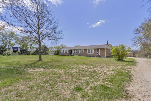 view of front of property featuring a front lawn
