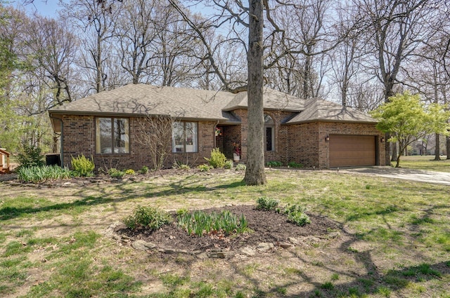 625 Parkwood Dr, Mount Vernon, MO 65712 - single story home featuring concrete driveway, a front lawn, brick siding, and a garage