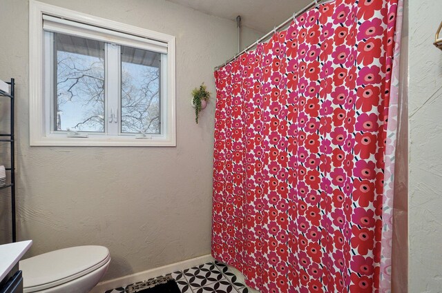 625 Parkwood Dr, Mount Vernon, MO 65712 - bathroom featuring toilet, vanity, curtained shower, and baseboards