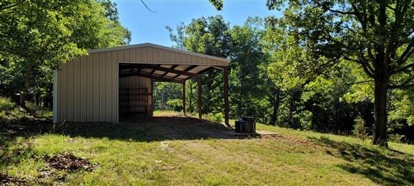 view of yard with an outbuilding