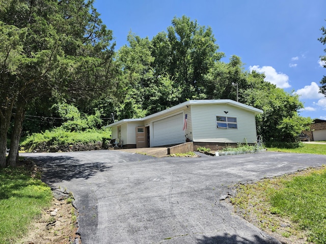 702 W Hubble Dr, Marshfield, MO 65706 - view of front of home featuring an outdoor structure and a garage