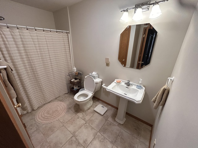 6475 S Farm Rd Unit 193, Rogersville, MO 65742 - full bathroom with toilet, a shower with shower curtain, and baseboards