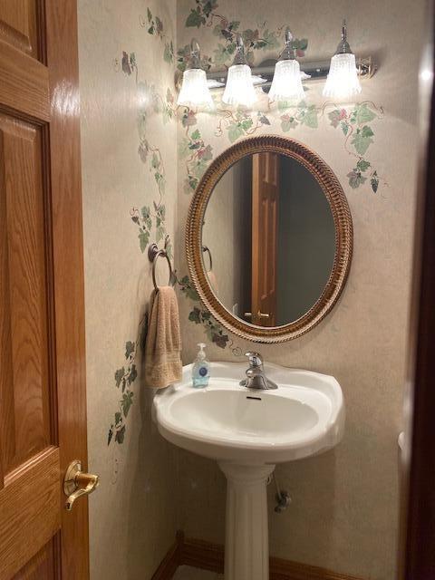 4822 S Montrose Pl, Springfield, MO 65810 - bathroom featuring wallpapered walls and baseboards