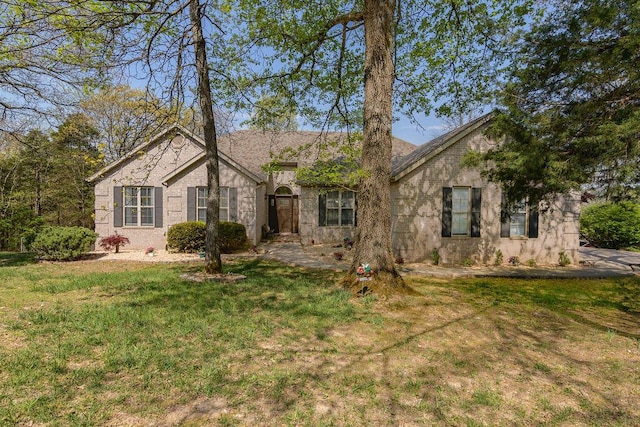 1302 Stoneycreek Ln, Branson West, MO 65737 - ranch-style house featuring a front lawn
