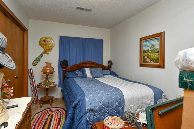 8100 Creek Rd, Hartville, MO 65667 - bedroom with visible vents, carpet, and a textured ceiling