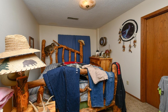 8100 Creek Rd, Hartville, MO 65667 - carpeted bedroom featuring a textured ceiling and visible vents