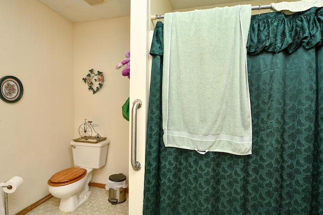 8100 Creek Rd, Hartville, MO 65667 - bathroom featuring baseboards and toilet