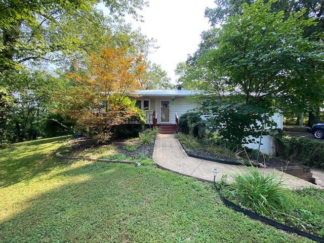view of front of home featuring a front lawn