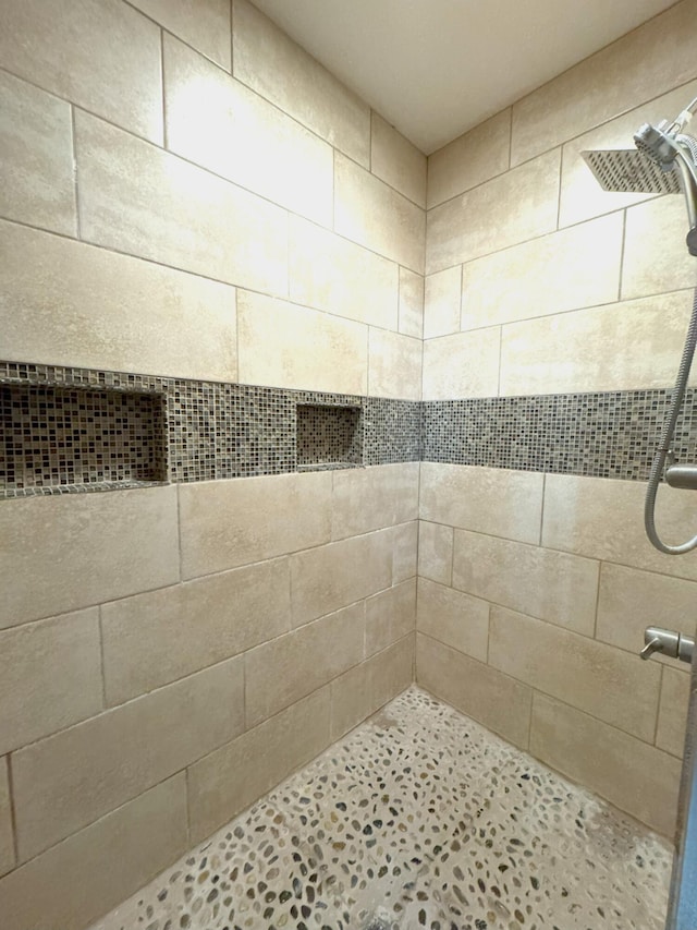 full bath with tiled shower