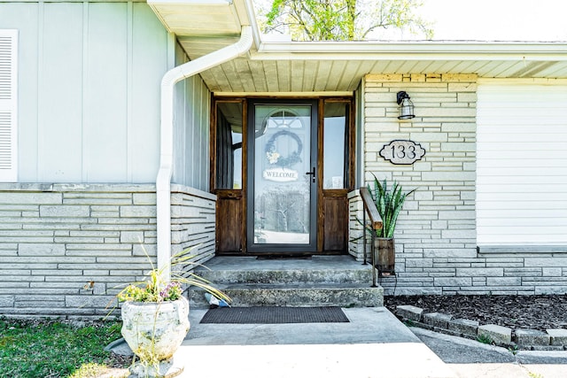 133 Sutherland Ave, Mountain Grove, MO 65711 - entrance to property featuring board and batten siding