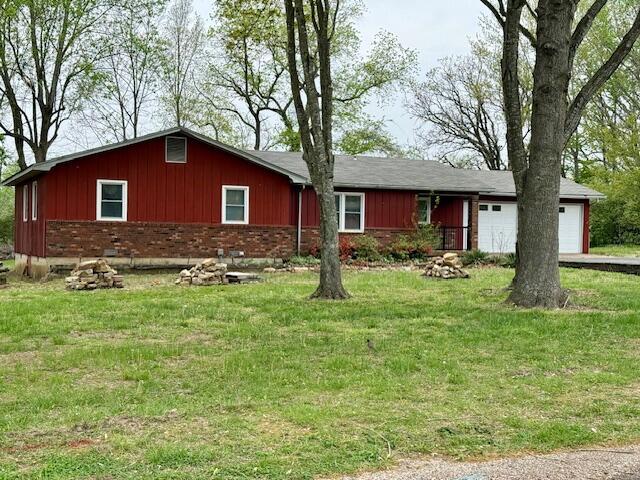 700 Ridgeway, Mountain View, MO 65548 - ranch-style home with a garage, driveway, board and batten siding, and a front yard