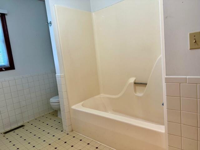 700 Ridgeway, Mountain View, MO 65548 - full bath featuring tile walls, visible vents, toilet, and wainscoting