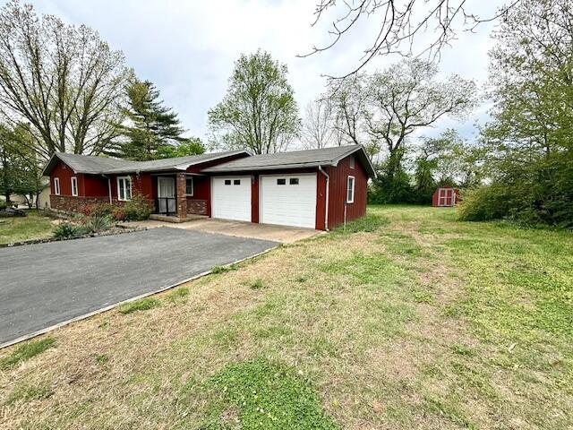 700 Ridgeway, Mountain View, MO 65548 - single story home with an attached garage, a shed, a front yard, and driveway