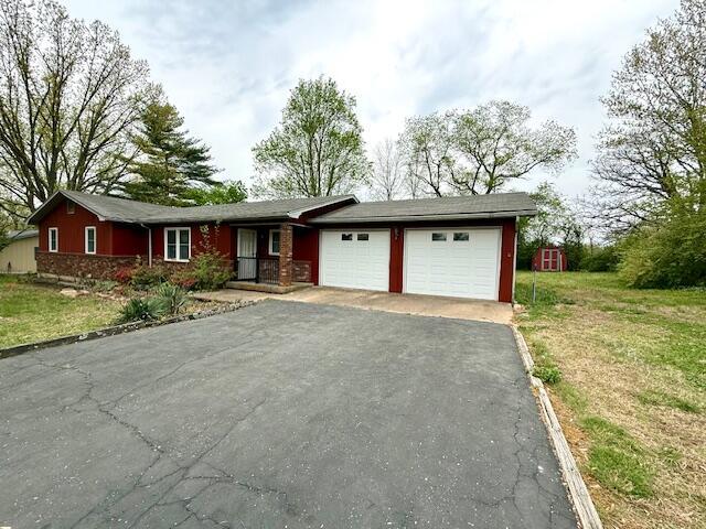 700 Ridgeway, Mountain View, MO 65548 - single story home with an attached garage, driveway, and a front yard