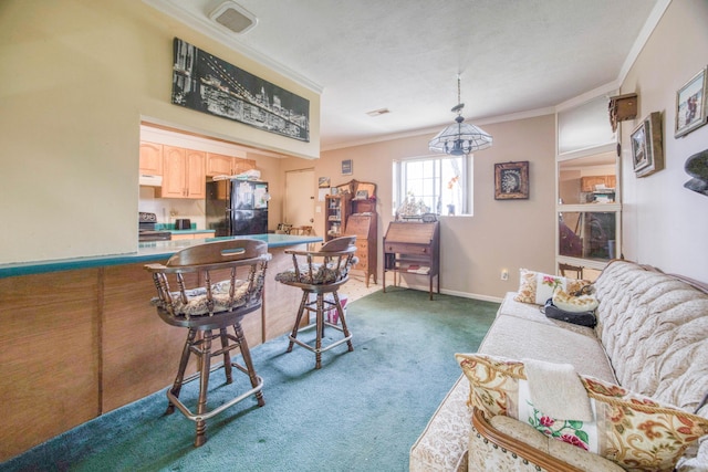 carpeted living room featuring visible vents, an inviting chandelier, and ornamental molding