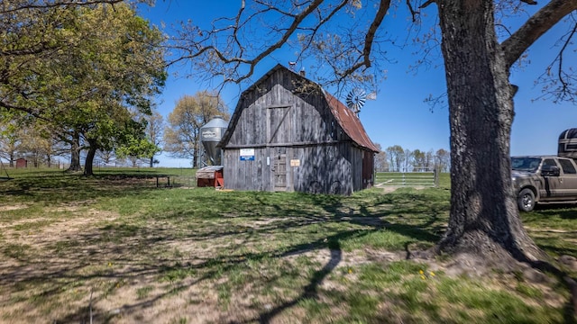 view of barn with a yard