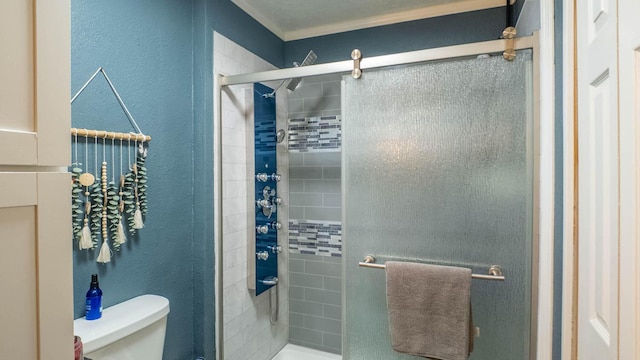 full bath featuring a textured wall, a shower stall, and toilet