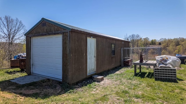 view of outdoor structure featuring an outbuilding