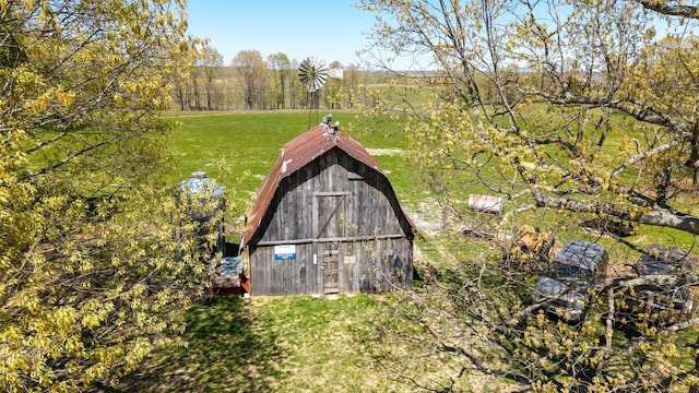 view of barn with a yard