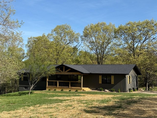 view of front facade with a front lawn and a porch