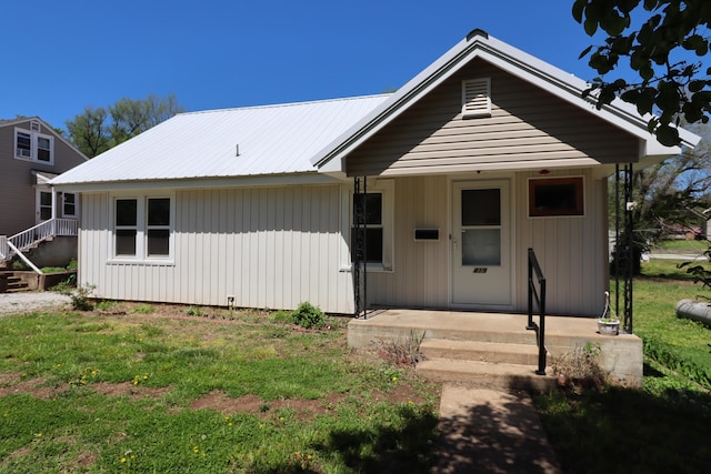 419 E Olive St, Bolivar, MO 65613 - view of front of property featuring board and batten siding, a front yard, and covered porch