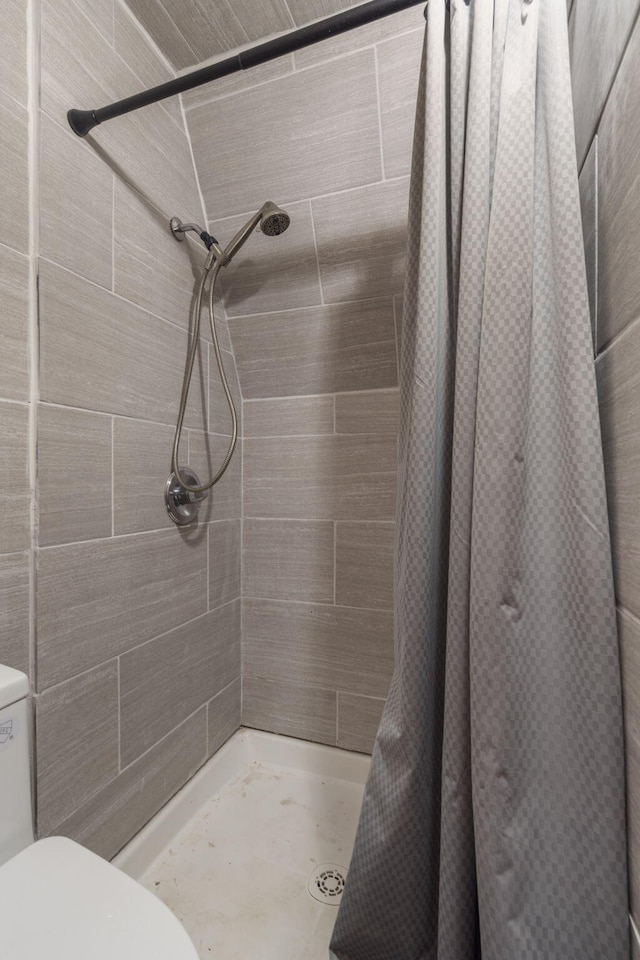 118 Bethel Rd, Long Lane, MO 65590 - bathroom with toilet and tiled shower