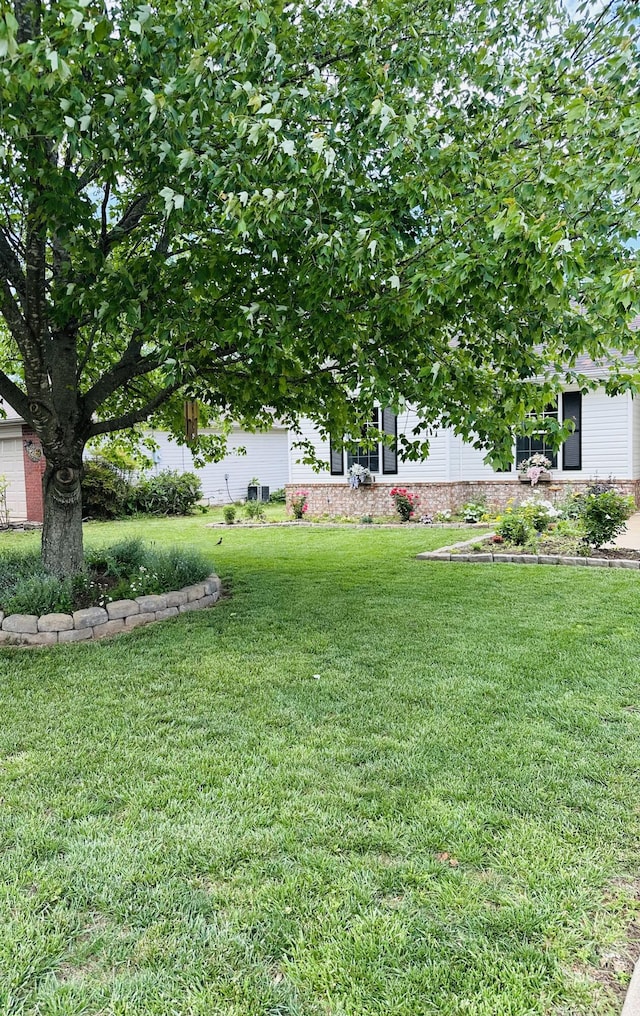 4723 W Portland St, Springfield, MO 65802 - view of green lawn