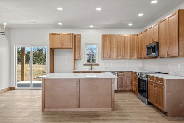 10560 State Highway U, Rogersville, MO 65742 - kitchen featuring stainless steel appliances, a sink, light wood-type flooring, a center island, and recessed lighting