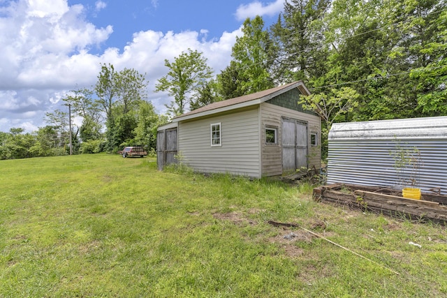 view of yard featuring an outdoor structure