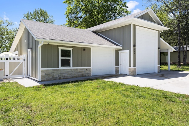 view of front of home featuring a gate, roof with shingles, board and batten siding, and a front yard