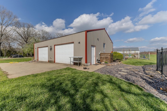 19800 Providence Dr, Lebanon, MO 65536 - detached garage with fence
