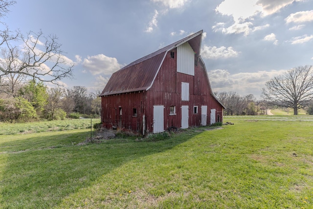 19800 Providence Dr, Lebanon, MO 65536 - view of side of home featuring an outbuilding, a detached garage, driveway, a barn, and a lawn