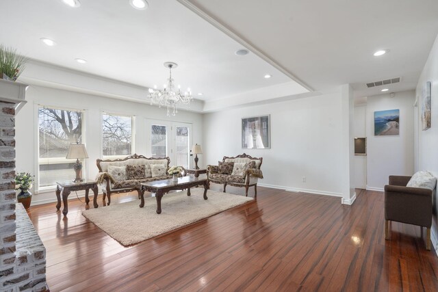 living room with an inviting chandelier, baseboards, dark wood-type flooring, visible vents, and recessed lighting