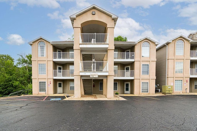 720 Fall Creek Dr Unit 3, Branson, MO 65616 - view of property featuring uncovered parking