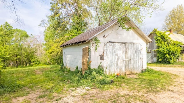 view of shed with driveway