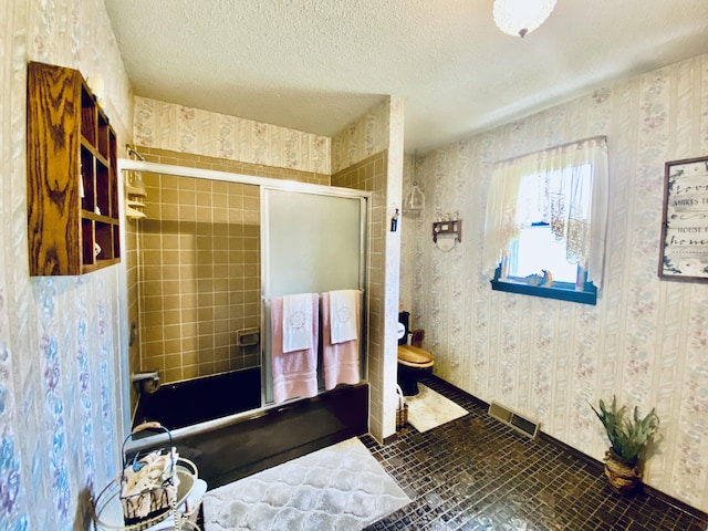 full bath featuring wallpapered walls, toilet, and a textured ceiling