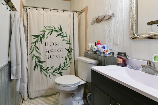 301 Oakview Dr, Ridgedale, MO 65739 - full bathroom featuring vanity, toilet, and a shower with shower curtain