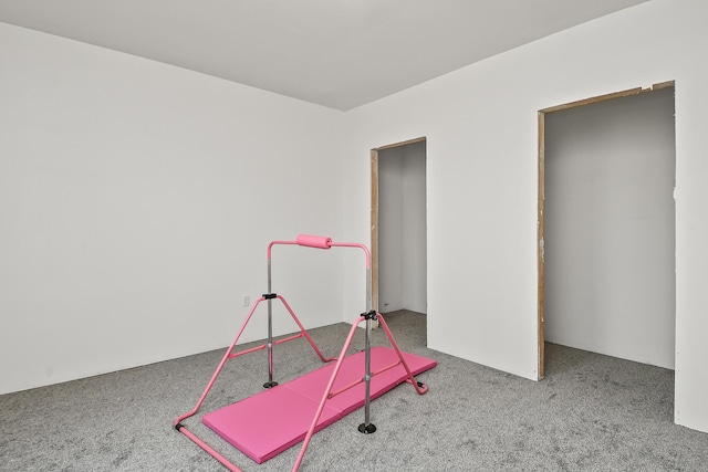 game room with carpet