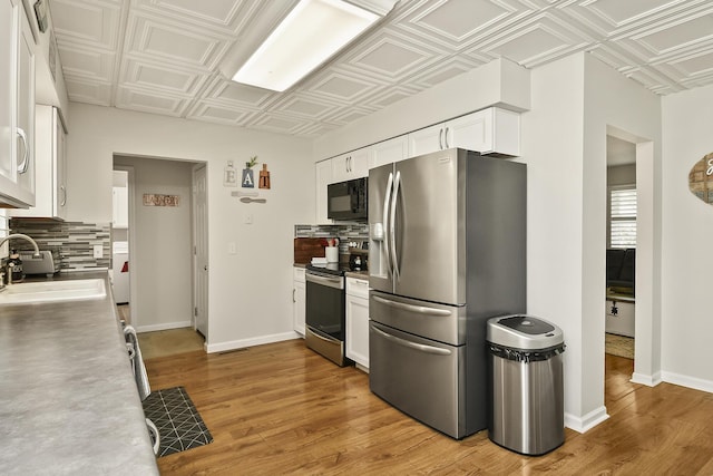 1522 S Oakland Ave, Bolivar, MO 65613 - kitchen with a sink, an ornate ceiling, and stainless steel appliances