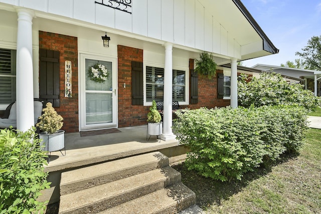 1522 S Oakland Ave, Bolivar, MO 65613 - entrance to property featuring a porch and brick siding