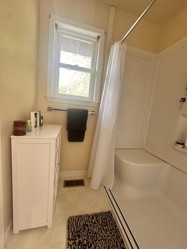 full bathroom featuring visible vents, baseboards, and a shower with curtain